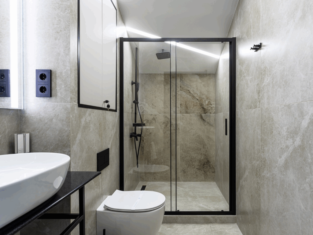 Banheiro com esquadrias de alumínio.