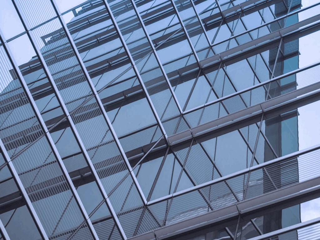 Paredes externas de um prédio com vidro espelhado.