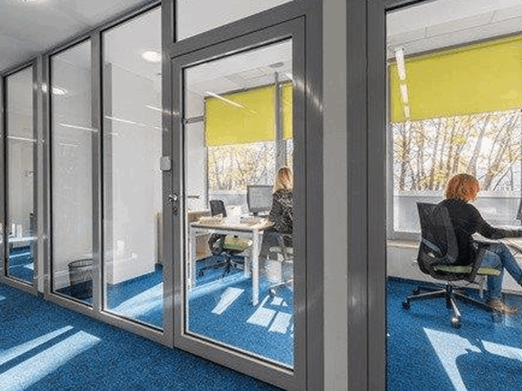 Escritório com divisórias de alumínio.
